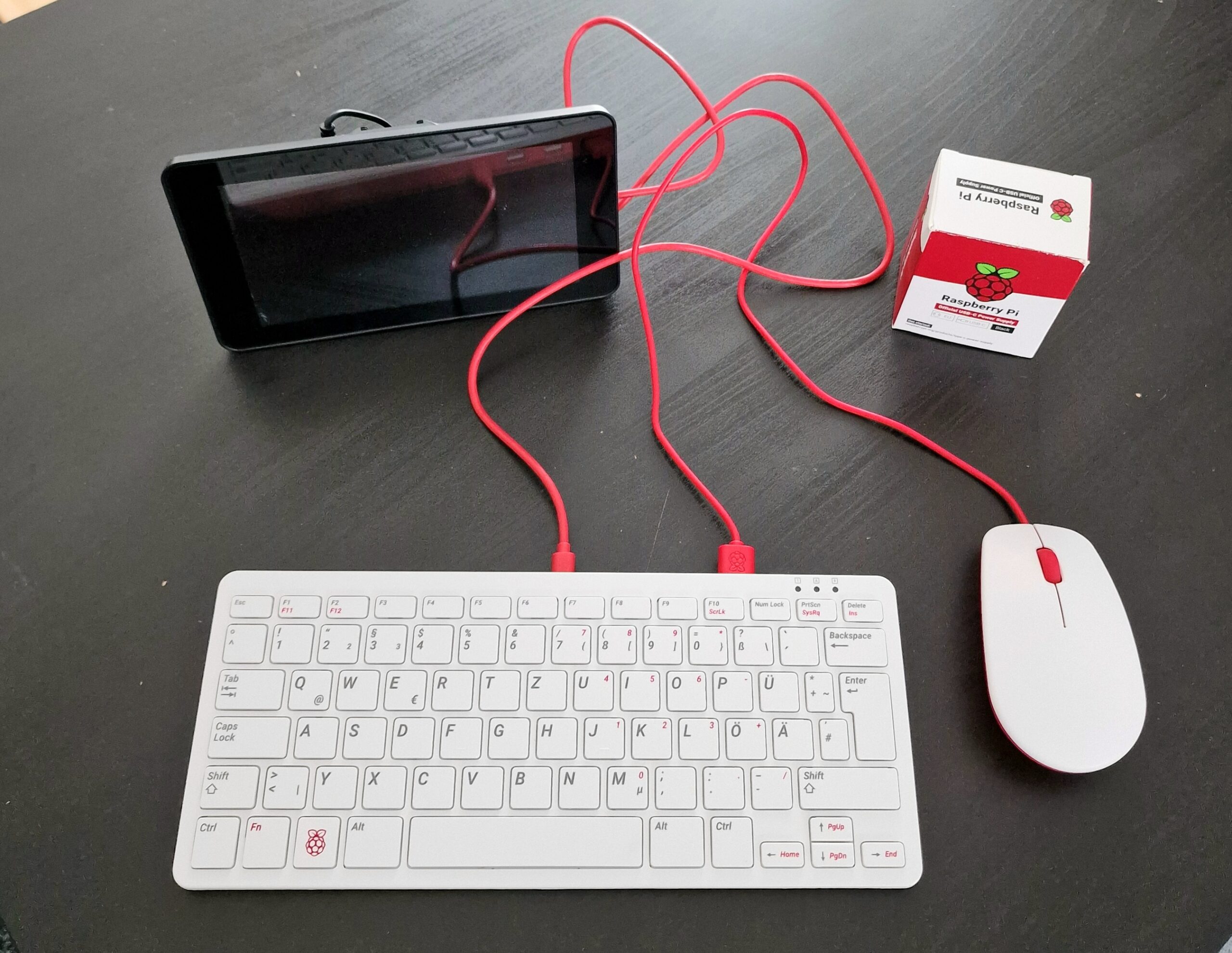 Raspberry Pi Zubehör bestehend aus Monitor, Tastatur, Netzteil und Touch-Display
